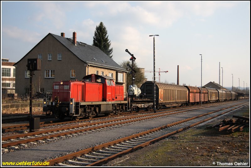 294 407 verlsst mit der abendlichen bergabe nach Zwickau am 17.04.08 den Bf Chemnitz-Sd. Interessant ist der Wagen hinter der Lok, ein Spezialwagen zum Transport von Motoren und Getrieben. Auf ihm befindet sich ein Rangierlokantrieb, zu erkennen an den Ausgleichsgewichten fr den Stangenantrieb.