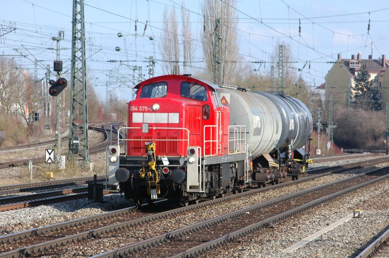 294 575 mit einem Zweikesselwagengterzug am 28.03.08 durch Mnchen-Heimeranplatz