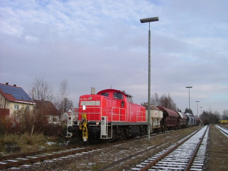 294 580 steht mit ihrem schweren Gterzug im Bahnhof von Hirschau. (30.11.2007, Strecke Amberg-Schnaittenbach)