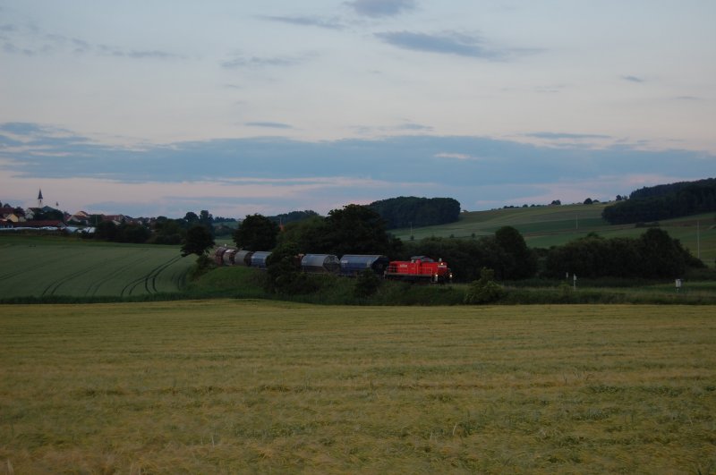294 587 mit einem G�terzug auf der Fahrt nach Amberg am 18.06.2008 bei Gebenbach. Leider war das Licht 1 Minute bevor der Zug kam weg! (Strecke Amberg-Schnaittenbach)