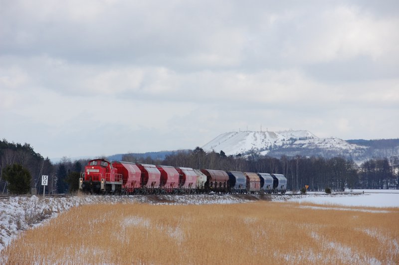294 587 mit einem Gterzug beim  Monte-Blick  am 13.02.2009 (Strecke Amberg-Schnaittenbach)