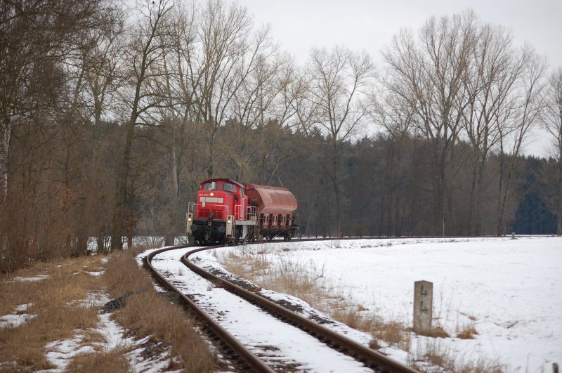294 587 mit Gterzug bei Schweighof. 24.02.2009 (Strecke Amberg-Schnaittenbach)