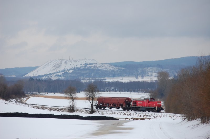 294 587 mit Gterzug ziwschen Hirschau und Gebenbach am monte-Panorama-Blick. 24.02.2009 (Strecke Amberg-Schnaittenbach)