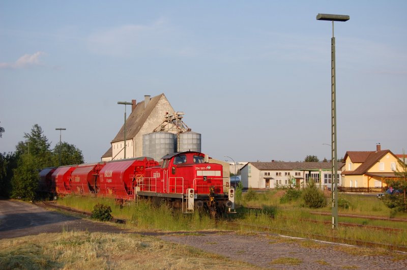 294 587 steht am Abend des 02.06.2008 mit ihrem Gterzug in Hirschau. (Strecke Amberg-Schanittenbach)