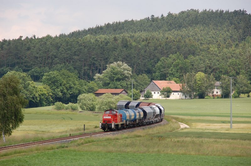 294 599 mit Gterzug am 12.06.2009 bei Godlricht. (Strecke Amberg-Schnaittenbach)
