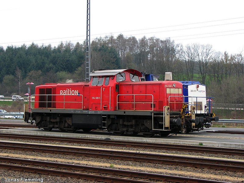 294 608 die in der Woche ein paar Gterwagen hin und her schiebt und gelegentlich in die Wlder fhrt wartet am 31.03.07 auf den Abstellgleisen des Bahnhofes Montabaur auf Arbeit.