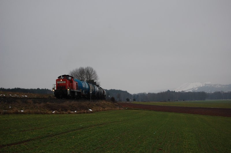 294 612 mit einem Gterzug zwischen Hirschau und Gebenbach am 16.12.2008 (Strecke Amberg-Schnaittenbach)