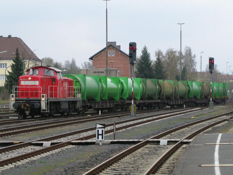 294 624 mit Gterzug am 16.4.2008 in Weiden.