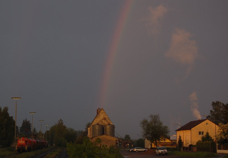 294 624 steht am 11.05.2009 bei str�menden Regen im Bahnhof Hirschau. Aus dem Baywa-Geb�ude ragt ein Regenbogen (Strecke Amberg-Schnaittenbach)