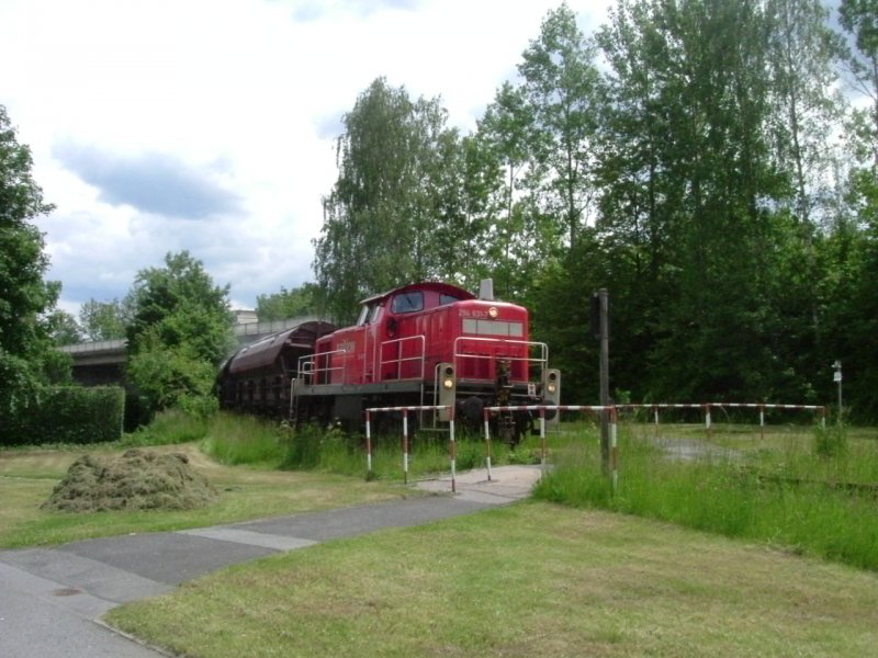 294 631 hat soeben den Bahnhof Hirschau mit einem Gterzug verlassen. Hier legt sie sich elegant in die Kurve vor dem Fugngerbahnbergang. (08.06.2006 Strecke Amberg-Schnaittenbach)