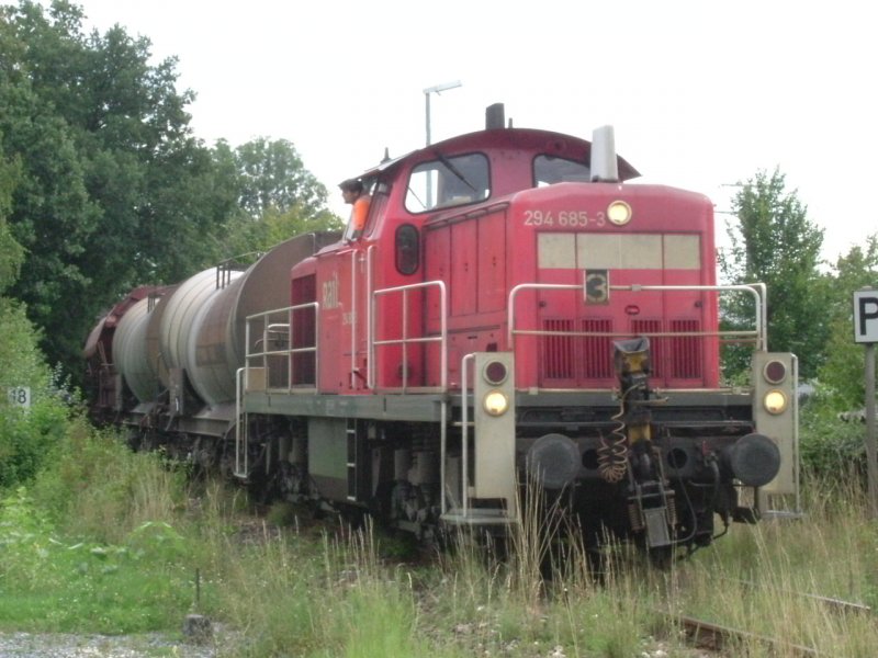 294 685 erreicht in Krze den Bahnhof Hirschau mit einem Gterzug der Quarzsand und Flssigkaolin geladen hatte. (21.08.2006 Strecke Amberg-Schnaittenbach)