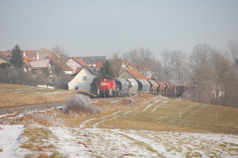 294 685 mit Gterzug von Hirschau nach Amberg unterhalb von Gebenbach am 16.01.2008 (Strecke Amberg-Schnaittenbach)