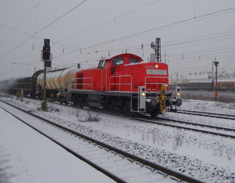 294 702-6 zieht einen Gterzug am Haltepunkt Magdeburg-Eichenweiler vorbei, fotografiert am 02.01.2009