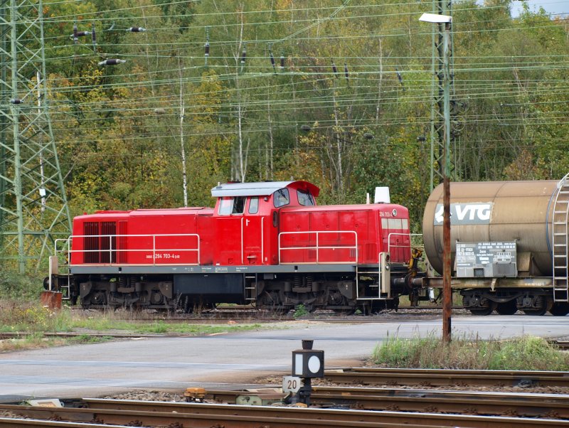 294 703-4 zieht einen Kesselzug ber den Bahnbergang in Kln Gremberg.