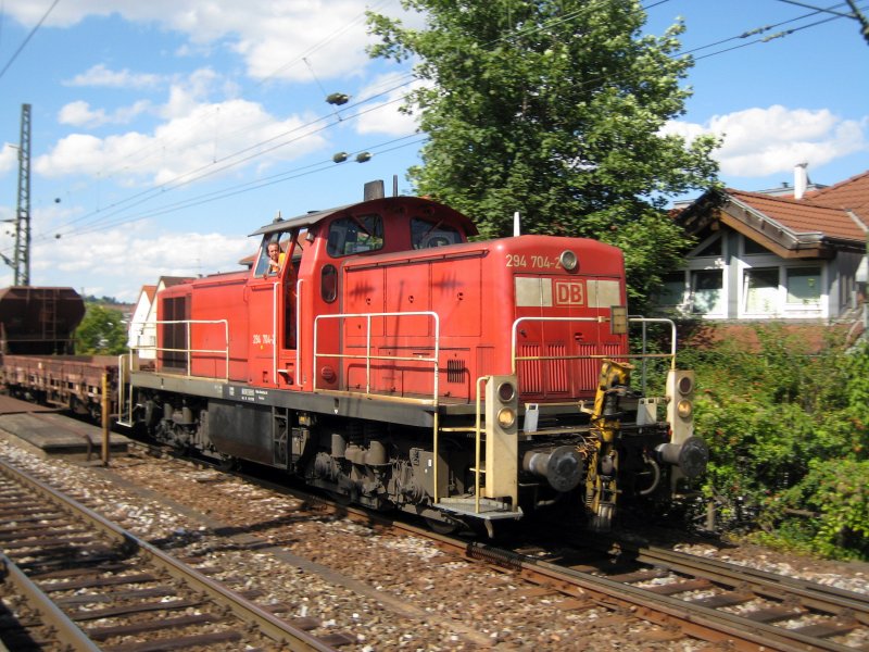 294 704-2 rangiert einige Gterwagen in Stuttgart Untertrkheim. 18. August 2008.