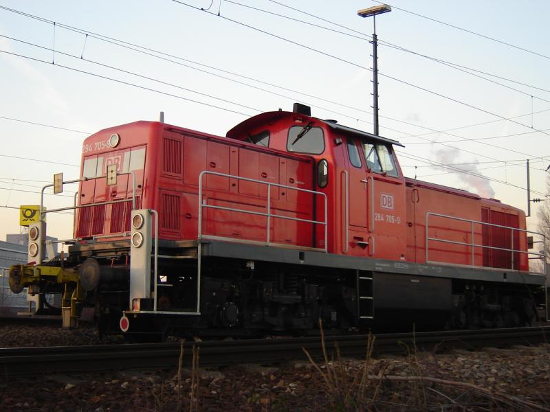 294 705-9 wartet hier im Gl. 130 am 23.01.2006 auf den Kesselzug fr den Speyerer Hafen. Spter wurde 294 705-9 als Zuglok und 294 798-4 als Schiebelok bespannt. Zusammen ging es dann in Richtung Speyer.
