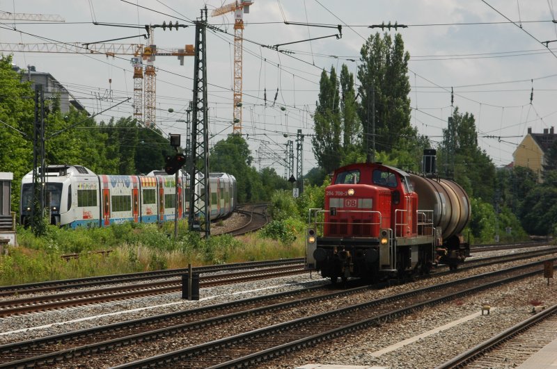 294 708 Richtung Laim sowie eine BOB-Einheit mit VT 117 `Kinderlandzug´ zum Hbf am 27.06.08 am Heimeranplatz