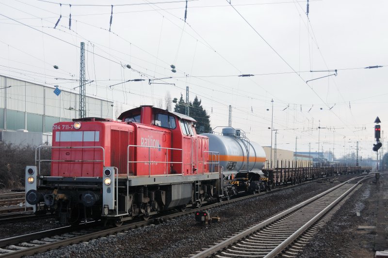 294 711-7 zieht einen  modellbahngerechten  Kurzgterzug aus dem Gleisdreieck von Gro Gerau-Dornberg weiter nach Mainz-Bischofsheim. (03/09).