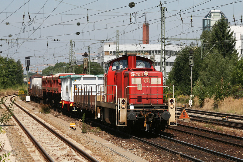 294 712 mit einem gemischten Gterzug am 07.08.2009 am Heimeranplatz in Mnchen.