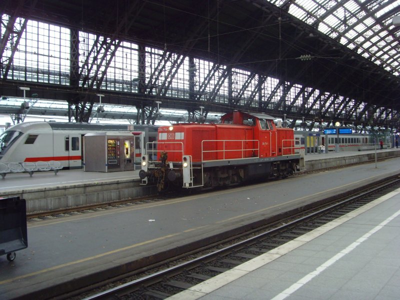 294 714-1  dieselt  am 30.10.08 durch den Klner Hauptbahnhof. 