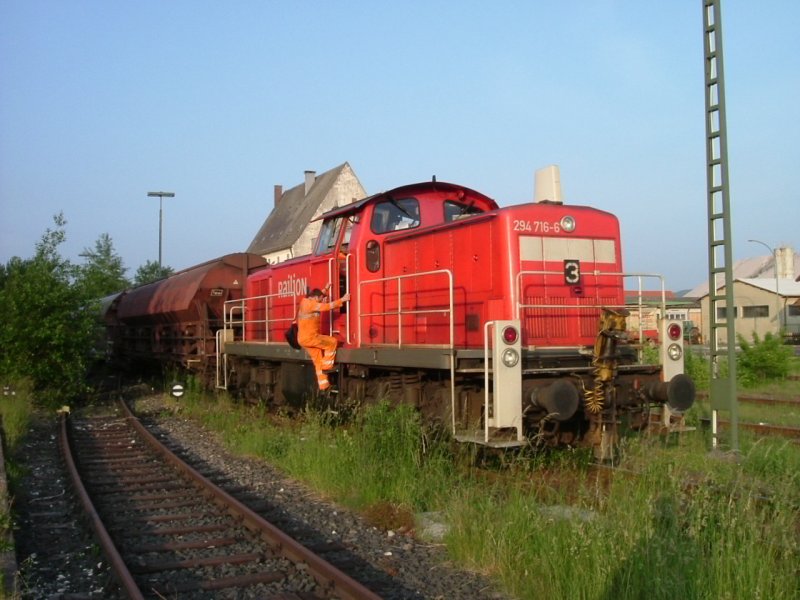 294 716 mit einem Gterzug im Bahnhof Hirschau am 04.06.2007. )Strecke Amberg-Schnaittenbach)