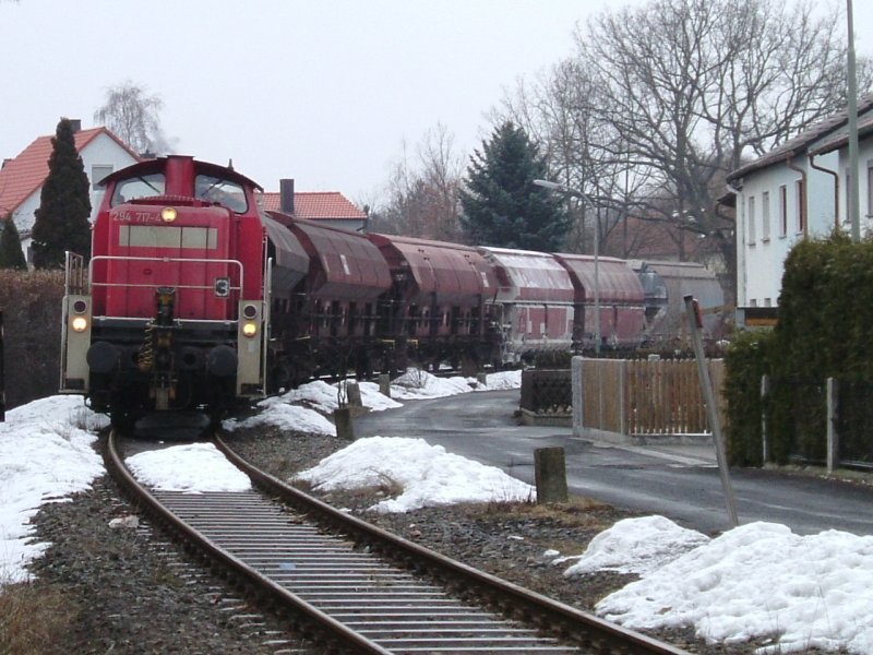 294 717 brachte am 28.02.2006 einige Gterwagen nach Hirschau. in Krze wird Sie ihr Ziel erreichen! (Strecke Amberg-Schnaittenbach)