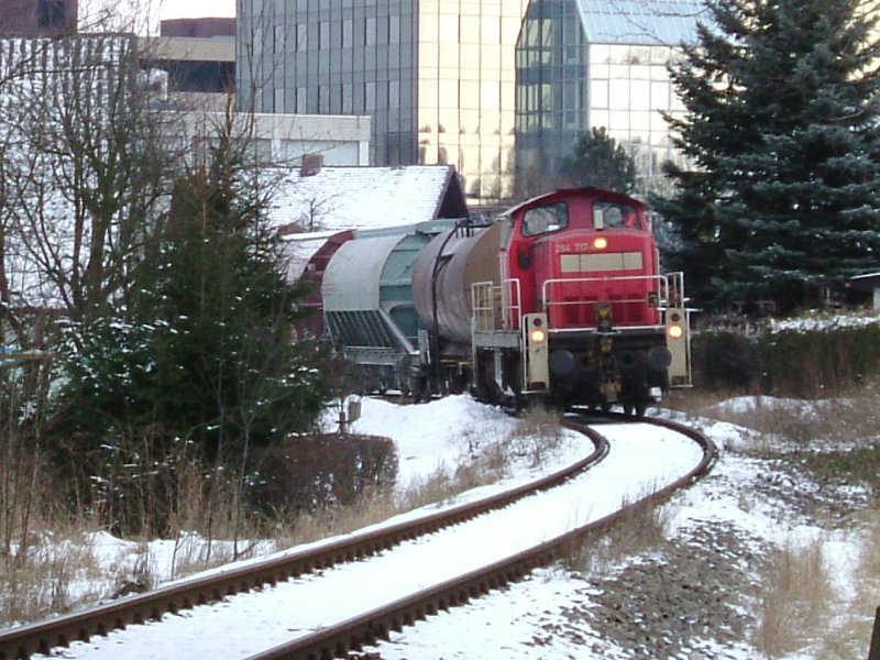 294 717 hat soeben den Bahnhof Hirschau verlassen um sich auf den Weg nach Amberg zu machen. Im Hintergrund die Firmenzentrale von Conrad Electronic. (01.03.2006 Strecke Amberg-Schnaittenbach)