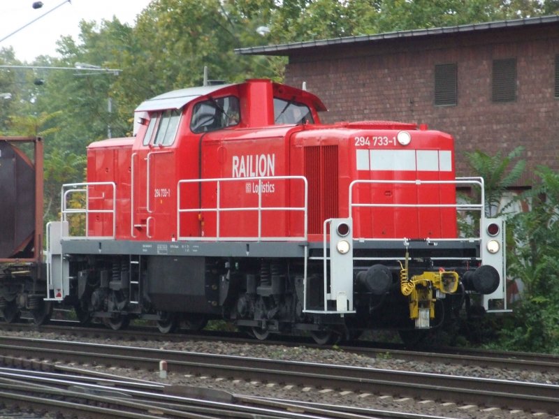 294 733 durchfhrt mit einem Gterzug den Hauptbahnhof Mannheims... (27.10.2007)