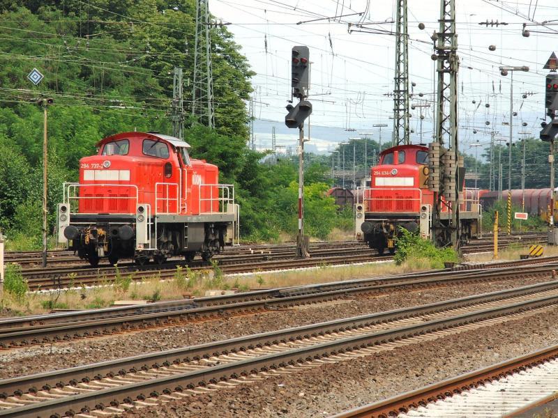 294 737-2 und 294 634-1 im Bf Neuwied . 30.06.05