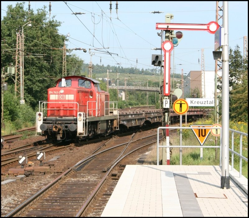 294 742 fhrt am 11.08.2007 mit einem leeren Coilzug in den Bahnhof Kreuztal eingefahren.