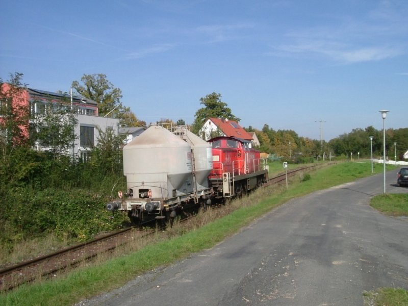 294 745 mit einem Gterwagen auf dem Weg nach Hirschau, hier bei der Ortsdurchfahrt Gebenbach. 01.10.2007 (Strecke Amberg-Schnaittenbach)