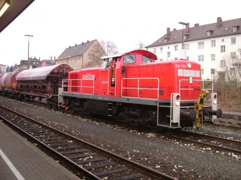 294 747 war die alleresrte Remo-294, die auf der Strecke Amberg-Schnaittenbach eingestzt wurde. Hier hat sie gerade die bergabe von Hirschau nach Amberg gebracht und wird Kopf machen. (12.11.2004)