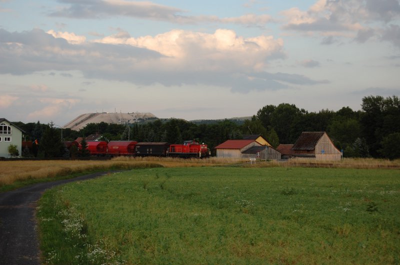 294 750 bringt im letzten Abendlicht ihren Gterzug am 07.07.2008 nach Amberg, hier am Ortsrand von Hirschau.