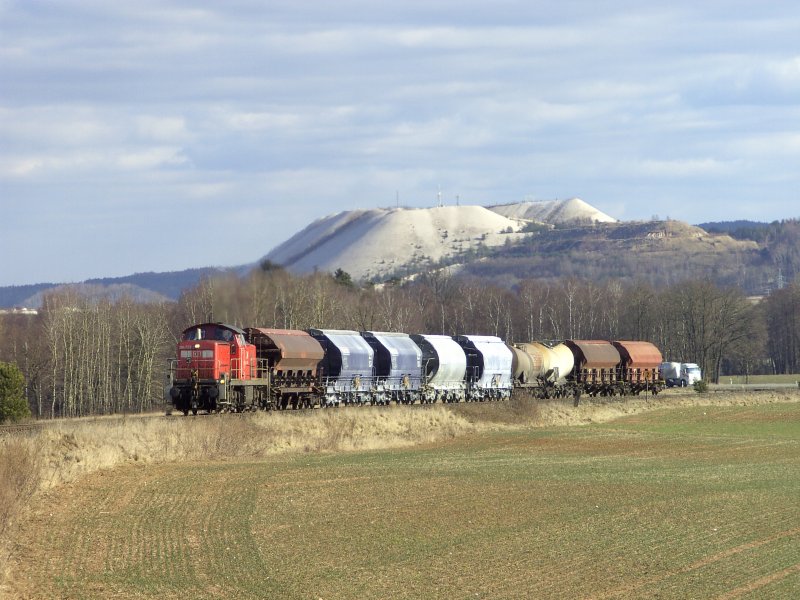 294 753 auf dem Weg von Hirschau nach Amberg, hier vor dem berhmten Monte Kaolino! (15.02.2008, Strecke Amberg-Schanittenbach)