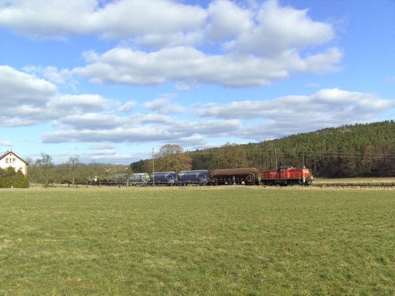 294 753 berquert gerade den B bei Mimbach auf dem Weg von Hirschau nach Amberg. (15.02.2008, Strecke Amberg-Schnaittenbach)