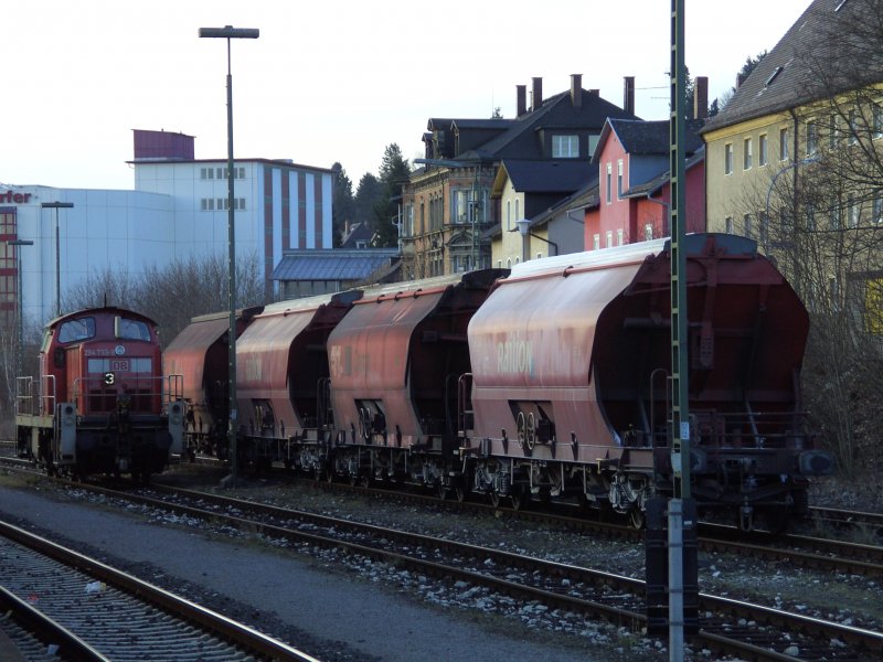294 753 warten am 10.03.2008 neben 4 gerade aus Hirschau mitgebrachten  Plattlingern  auf das neue Personal. (Amberg)