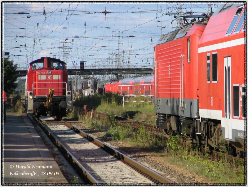 294 754 wurde beim Bahnhofsfest am 18.09.05 fr Fhrerstandsmitfahrten auf dem Bf Falkenberg/E. eingesetzt. Am 10.09.06 wird wieder ein solches Fest stattfinden, mit interessanter Doku-Ausstellung, Diavortrag u. kleiner Fahrzeugschau des Eisenbahnmuseum Hermeskeil (das sich sonst im Schuppen III Falkenberg ob.Bf. befindet).