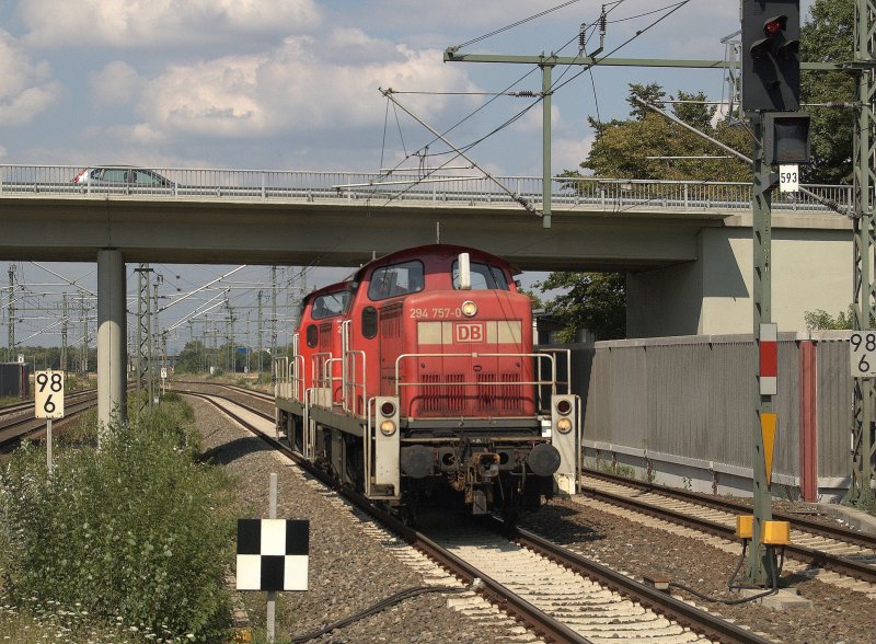 294 757-0 und eine weitere 294 fahren durch Limburgerhof Richtung Schifferstadt. Juli 2008