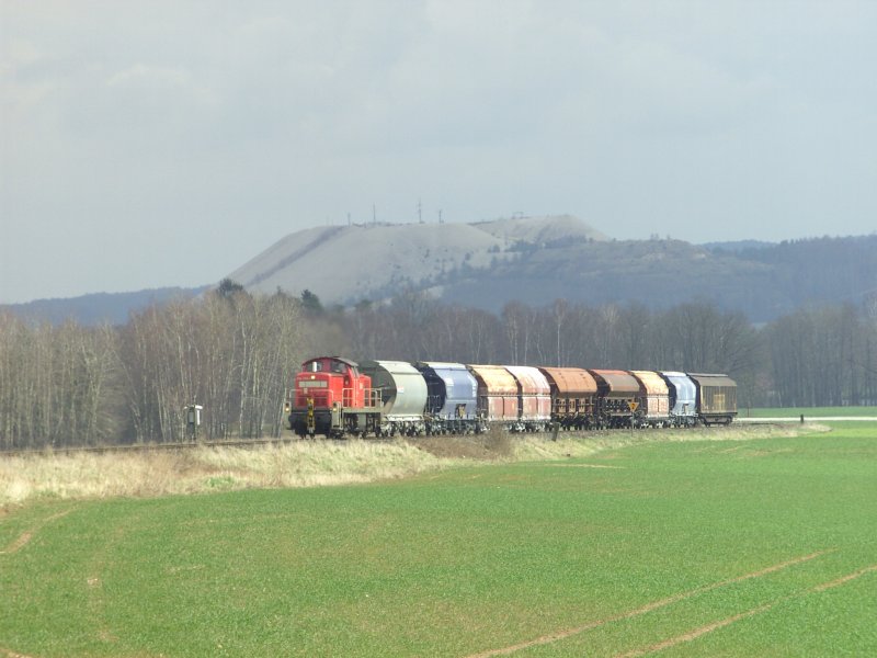 294 760 am 04.04.2008 mit einem Gterzug von Hirschau nach Amberg. Hier vor dem berhmten monte Kaolino (Strecke Amberg-Schnaittenbach)