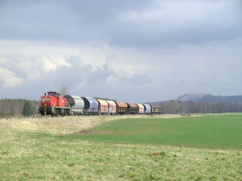 294 760 am 04.04.2008 mit einem G�terzug von Hirschau nach Amberg. Hier vor dem ber�hmten monte Kaolino (Strecke Amberg-Schnaittenbach)