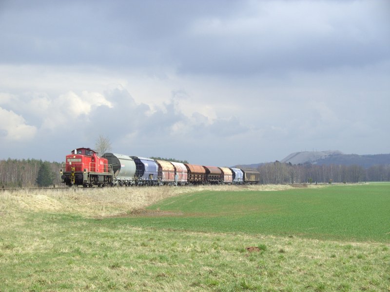 294 760 am 04.04.2008 mit einem Gterzug von Hirschau nach Amberg. Hier vor dem berhmten monte Kaolino (Strecke Amberg-Schnaittenbach)