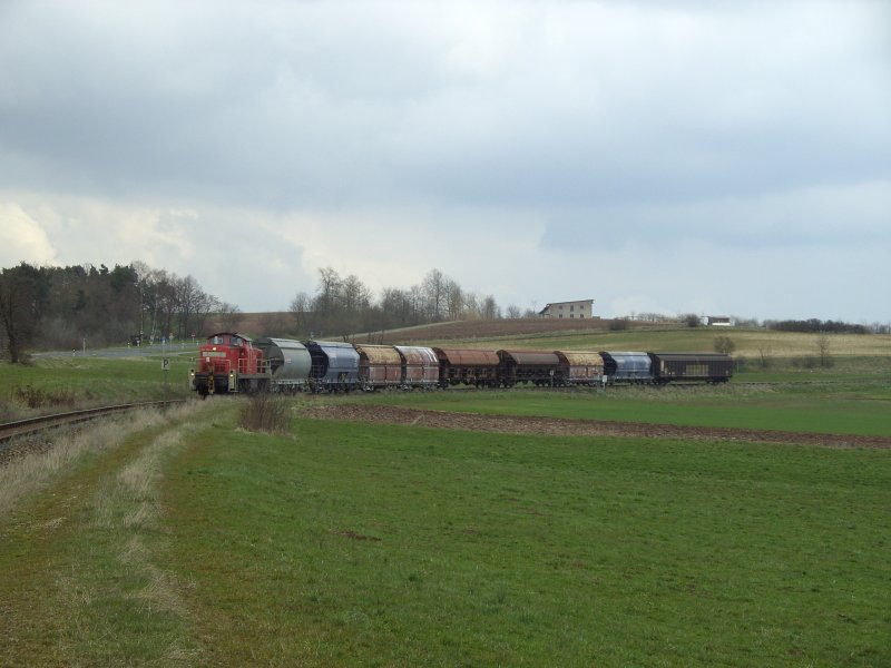 294 760 bring am 04.04.2008 einen G�terzug von Hirschau nach Amberg, hier ist sie in der Kurve bei Burgstall zu sehen (Strecke Amberg-Schnaittenbach)