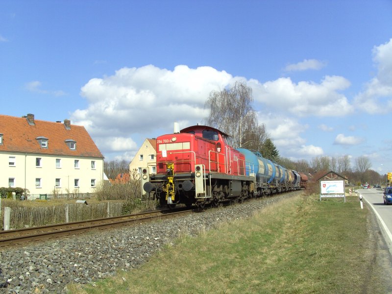 294 760 legt sich auf der Fahrt nach Amberg mit ihrem Gterzug in die Kurve! Das Bild entstand kurz vor der Ortsausfahrt von Hirschau. (28.03.2008, Strecke Amberg-Schnaittenbach)