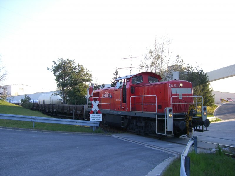 294 762 im PA der Firma Kick in Schnaittenbach (Strecke Amberg-Schnaittenbach) am 12.04.2007. Die Wagen der Bauart Res sind fr diese Strecke sehr selten.
