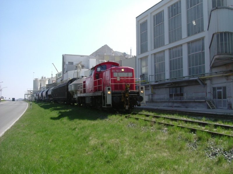 294 762 passierte am 12.04.2007 mit einem Gterzug die Imposante Kulisse der Amberger Kaolinwerke. Rechts verluft das Anschlussgleis von AKW parallel zur Strecke (Amberg-Schnaittenbach).