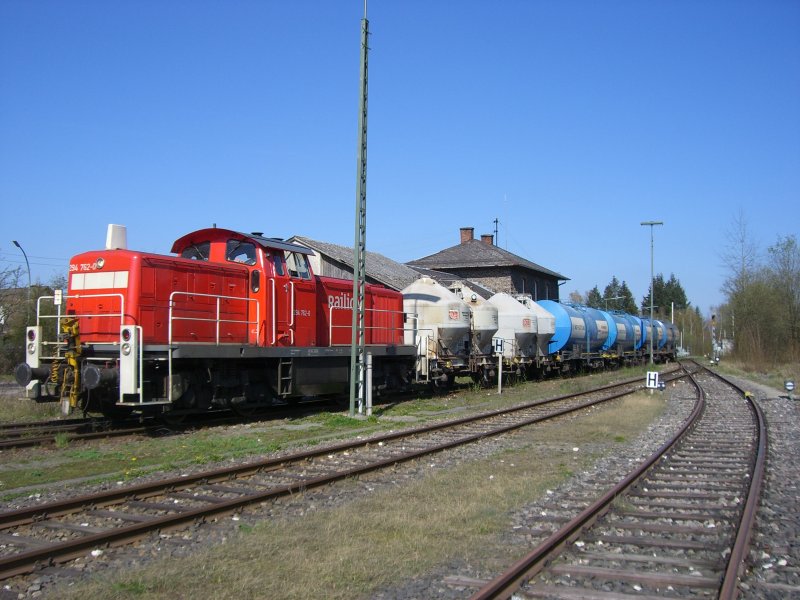 294 762 stand mit einem Gterzug vor dem bahnhofsgebude von Hirschau. 12.04.2007 Strecke Amberg-Schanittenbach.