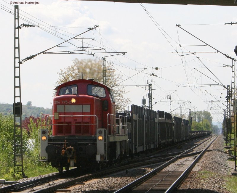 294 775-2 mit einem Mischer bei der Durchfahrt Friesenheim(baden) 2.5.08 im Hintergrund folgt schon der nächste GZ