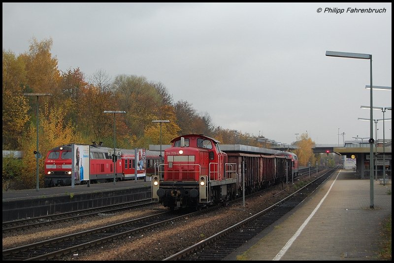 294 779-4 fhrt am bewlkten Vormittag des 30.10.07 mit ein paar Hochbordwagen im Schlepp und am Zugschluss mit Schublok 218 196-4 aus dem Bahnhof Kirchheim (Teck).