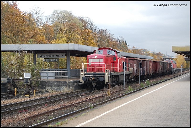 294 779-4 wartet am bewlkten Vormittag des 30.10.07 mit ein paar Hochbordwagen im Schlepp und am Zugschluss mit Schublok 218 196-4 auf die Ausfahrtserlaubnis aus dem Bahnhof Kirchheim (Teck).