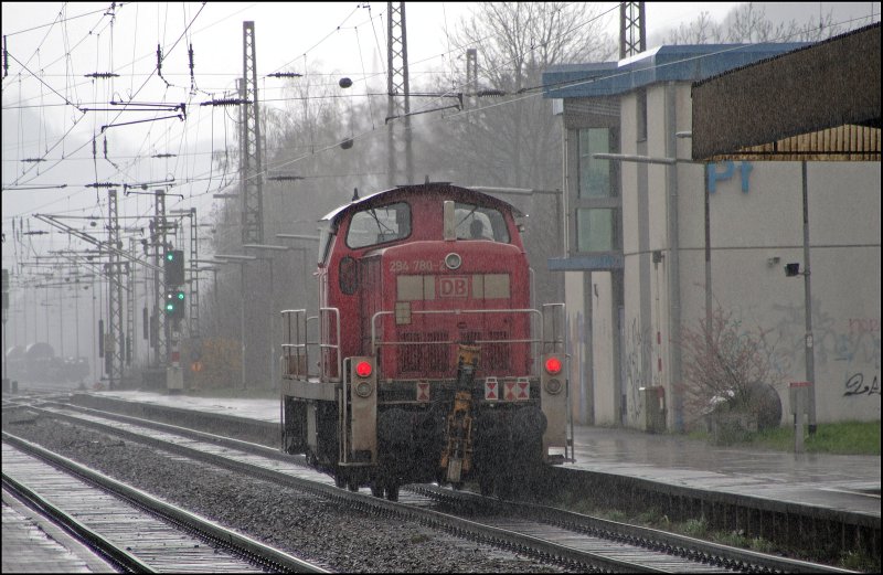 294 780 durchfhrt bei einem Regenschauer den Bahnhof Plettenberg Richtung Werdohl. (15.04.2008)